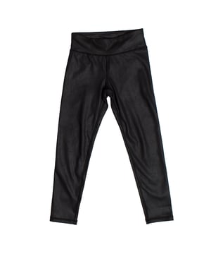 Kunstleder-Leggings GAP für Mädchen mit elastischem Bund

 Diese Leggings in Lederoptik für Mädchen von GAP vereinen modernen Style mit dem Komfort eines leichten, dehnbaren Kleidungsstücks. Die Kunstlederoptik verleiht der Leggings einen edlen Touch, während der elastische Bund für perfekten Sitz und einfaches Anziehen sorgt. Ideal für vielseitige Looks von lässig bis elegant.

 Details:
 Enger Schnitt im Leggings-Stil.
 Weicher und flexibler Stoff in Lederoptik.
 Elastischer Bund für mehr Komfort.
 Glattes und elegantes Finish.
 Vielseitiges Design für verschiedene Anlässe.

 Leggings in Lederoptik für Mädchen, perfekt zum Kombinieren mit T-Shirts, Sweatshirts oder Blusen, für Stil und Komfort zu jeder Jahreszeit.
 Komposition: 77 % Polyester, 23 % Elasthan
 Pflege:
Mit ähnlichen Farben kalt in der Maschine waschen.
 Bei niedriger Temperatur trocknen.
 Bei Bedarf bei mittlerer Temperatur bügeln.