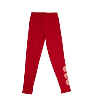 Thermische meisjeslegging van GAP met sherpa voering en logo op de zijkant\n\n Deze thermische legging voor meisjes van GAP combineert comfort en warmte dankzij de sherpa voering - perfect voor koudere dagen. Met hun getailleerde ontwerp en decoratieve logo op één been zijn ze perfect voor een stijlvolle casual look.\n\n Details:\n Slanke pasvorm in leggingstijl, ideaal om elke dag te dragen.\n Zachte, stretchy stof met sherpa voering aan de binnenkant.\n Elastische tailleband voor een comfortabele pasvorm.\n Grafisch GAP-logo op de onderkant van een been.\n Gladde afwerking met subtiele stiksels.\n\n Warme en veelzijdige legging voor meisjes die comfort biedt op winterse dagen zonder afbreuk te doen aan stijl.\n Samenstelling: 60% katoen, 37% polyester, 3% elastaan\n Onderhoud:\nMachinewas koud met vergelijkbare kleuren.\n Drogen in de droogtrommel op lage temperatuur.\n Indien nodig strijken op middelhoge temperatuur.