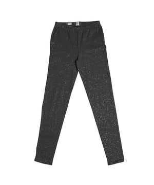 Leggings largos GAP para niña con acabado brillante y tejido elástico\n\nEstos leggings de GAP para niña combinan comodidad y estilo en una prenda perfecta para el día a día. Confeccionados en tejido elástico con brillos integrados, ofrecen un ajuste ceñido y suave que permite moverse con total libertad.\n\nDetalles:\nCorte ajustado de largo completo.\nTejido elástico suave con acabado brillante.\nCintura elástica para mayor comodidad.\nDiseño sin bolsillos para un look limpio.\nAcabado glitter integrado en todo el tejido.\n\nUnos leggings niña cómodos y versátiles, ideales para añadir un toque de fantasía a sus looks diarios.\n Composición: 96% Algodón, 4% Elastano\n Cuidados:\nLavar a máquina en frío con colores similares.\nSecar a baja temperatura.\nPlanchar a temperatura media si es necesario.