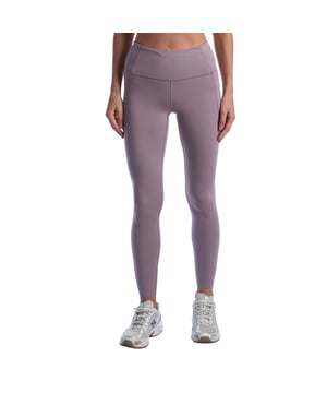 Legging técnico GAPFit con cintura alta y ajuste moldeador.\n\nEste legging GAPFit ofrece el equilibrio perfecto entre sujeción y libertad de movimiento, ideal para entrenamientos intensos o uso diario. Su diseño con cintura alta cruzada favorece la silueta y proporciona comodidad durante todo el día, mientras que los bolsillos laterales aportan funcionalidad extra.\n\nDetalles:\nTipo de prenda: Legging técnico largo.\nCintura: Alta con diseño cruzado.\nMaterial: Tejido elástico de compresión.\nFuncionalidad: Bolsillos laterales y ajuste moldeador.\n\nUn legging mujer versátil y funcional, diseñado para moverse contigo con comodidad y estilo.\n Composición: 79% Poliéster, 21% Elastano\n Cuidados:\n- Lavar a máquina con agua fría.\n- Utilizar colores similares en el lavado.\n- Evitar el uso de blanqueadores.\n- Secar a baja temperatura en secadora.\n- No planchar.\n- No lavar en seco.