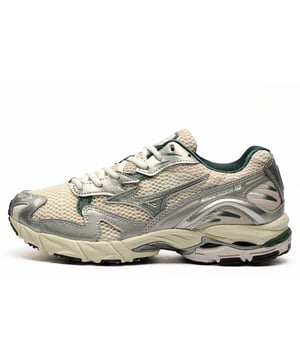 De Mizuno Wave Rider 10 trainer biedt innovatieve demping en ideaal comfort. Deze schoen is volledig vernieuwd met meer comfortabele en duurzame pluche demping die helpt je dagelijkse activiteiten te maximaliseren. Deze Ride 10 trainer heeft een volledig ademend en verbeterd bovenwerk van mesh dat de voet beschermt tegen zweten en oververhitting, samengevoegd met een lichtgewicht VS-1 tussenzool die effectieve demping biedt die lang meegaat. De Mizuno Wave technologie verspreidt stootkrachten weg van de voet, terwijl de dempende compound schokken absorbeert en zorgt voor een soepele pas, terwijl het Intercool ventilatiesysteem over de hele lengte zorgt voor uitstekend ademend vermogen en comfort, terwijl de voeten koel, droog en fris blijven. De buitenzool is gemaakt van X10 carbonrubber voor maximale duurzaamheid, terwijl de Smooth Ride-componenten de energieoverdracht van hiel tot teen maximaliseren. Dus of je hem nu dagelijks draagt of naar de sportschool gaat, deze veelzijdige hybride trainer is de ultieme winnaar.\n - Textiel / synthetische mix bovenwerk\n - Volledige vetersluiting\n - Gewatteerde hiel en enkelkraag\n - Gevoerde binnenzool\n - VS-1 tussenzool voor extra comfort\n - Mizuno Wave stabiliteitsplaat\n - Duurzame X.10 rubberen buitenzool voor extra tractie\n - Overal Mizuno logo