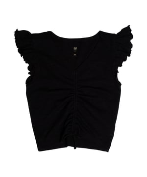 Mädchen GAP Rüschen-T-Shirt mit verstellbaren Raffungen vorne

 Dieses GAP Mädchen-T-Shirt vereint Stil und Komfort mit einem charmanten Design. Es besteht aus geripptem Stoff, hat Rüschen an den Schultern und eine geraffte Mitte mit verstellbarem Kordelzug, sodass Sie die Länge individuell anpassen und die Silhouette auf spielerische und moderne Weise betonen können.

 Details:
 Schmaler und bequemer Schnitt.
 Weicher und dehnbarer Rippstrickstoff.
 V-Ausschnitt mit mittiger Raffung.
 Dekorative Rüschen an den Schultern.
 Verstellbarer Kordelzug am vorderen Saum.

 Ein Mädchen-T-Shirt, ideal für lässige Looks mit einem Hauch von frischem, modernem Stil.
 Komposition: 52 % Baumwolle, 29 % Polyester, 15 % Viskose, 4 % Elastan
 Pflege:
Mit ähnlichen Farben kalt in der Maschine waschen.
 Bei niedriger Temperatur trocknen.
 Bei Bedarf bei mittlerer Temperatur bügeln.