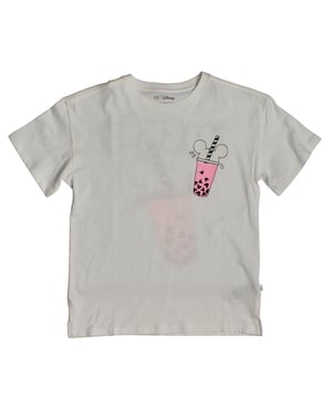 Disney Mickey Mouse T-Shirt mit Grafikdruck\n\n Dieses kurzärmelige Mädchen-T-Shirt besticht durch sein originelles und fröhliches Design mit einem Getränkeaufdruck mit Mickey-Ohren auf Vorder- und Rückseite. Es ist aus weicher Baumwolle gefertigt und eignet sich perfekt für lässige Looks voller Persönlichkeit.\n\n Details:\n Kleidungstyp: Kurzarm-T-Shirt.\n Design: Grafischer Getränkedruck mit Mickey-Details auf Brust und Rücken.\n Hals: Klassisch rund.\n Schnitt: Gerade und bequem.\n Material: Leichte Baumwolle, weich im Griff.\n\n Ein lustiges und vielseitiges Mädchen-T-Shirt, ideal, um Ihren Alltagsoutfits einen Hauch von Fantasie zu verleihen.\n Komposition: 100% Baumwolle\n Pflege:\nMaschinenwäsche in kaltem Wasser.\n Verwenden Sie kein Bleichmittel.\n An der Luft trocknen.\n Bei niedriger Temperatur bügeln.