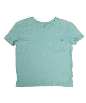 Camiseta básica GAP de algodón para niño.\n\nCon un diseño liso y atemporal, esta camiseta es ideal para crear looks cómodos y versátiles. Su tejido ligero y transpirable la convierte en una prenda imprescindible en cualquier armario infantil.\n\nTipo de prenda: Camiseta de manga corta.\nDiseño: Colores y estampados variados.\nCuello: Redondo clásico.\nBolsillo: Pequeño bolsillo en el pecho.\nTejido: Algodón suave y ligero.\nAjuste: Corte regular para mayor comodidad.\n\nUna camiseta niño sencilla y funcional, ideal para llevar sola o como capa base en cualquier estación. Se adapta con facilidad a looks informales o más cuidados según cómo se combine.\n Composición: 100% Algodón\n Cuidados:\nLavar a máquina en agua fría.\nNo usar lejía.\nSecar al aire,\nPlanchar a baja temperatura.\nNo lavar en seco.
