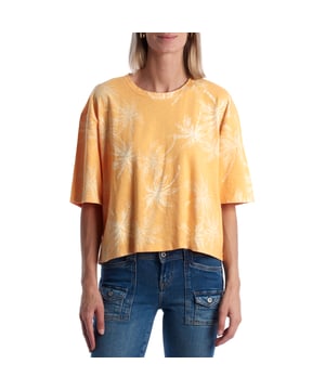 Oversize-T-Shirt mit Palmen-Print.\n\n Dieses Damen-T-Shirt kombiniert eine entspannte Passform mit einem tropischen Print, der an Sommertage und einen entspannten Stil erinnert. Perfekt für bequeme und coole Looks, egal ob in der Stadt oder im Urlaub.\n\n Details:\n Kleidungstyp: Übergroßes T-Shirt.\n Design: Allover-Palmendruck.\n Hals: Rund mit verstärktem Abschluss.\n Ärmel: Kurz und weit, entspannter Stil.\n Material: Weiche Baumwolle mit leichter Textur.\n Passform: Lockere Passform, ideal für einen lässigen und bequemen Look.\n\n Ein übergroßes Damen-T-Shirt, perfekt für alle, die ein frisches und unverwechselbares Stück suchen, ideal zum Kombinieren mit Shorts, Röcken oder weiten Hosen an wärmeren Tagen.\n Komposition: 100% Baumwolle\n Pflege:\nMaschinenwäsche in kaltem Wasser.\n Verwenden Sie kein Bleichmittel.\n Lufttrocknen,\n Bei niedriger Temperatur bügeln.\n Reinige chemisch nicht.