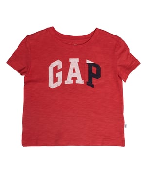 Camiseta GAP para niño con logo en contraste y estampado trasero\n\nEsta camiseta GAP para niño combina el estilo deportivo con un diseño gráfico original. Confeccionada en algodón suave, presenta el logo GAP en el pecho con letras de diferentes colores y un estampado trasero de la letra “G” en formato grande, ideal para looks modernos y llenos de energía.\n\nDetalles:\nFabricado con 100% algodón orgánico.\nTejido de punto suave.\nCuello redondo.\nMangas cortas.\nLogotipo frontal y trasero de Gap impreso.\nDetalle de bolsillo parcheado en el pecho\n\nUna camiseta niño perfecta para aportar un toque gráfico y desenfadado a su vestuario diario.\n Composición: 100% Algodón orgánico\n Cuidados:\nLavar a máquina en frío con colores similares.\nSecar a baja temperatura.\nPlanchar a temperatura media si es necesario.