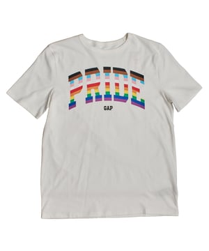 Camiseta GAP para niño con gráfico “PRIDE” y diseño inclusivo\n\nEsta camiseta de GAP para niño forma parte de la colección Pride y destaca por su mensaje de inclusión y respeto. Con un gráfico vibrante de la palabra “PRIDE” en los colores de la bandera arcoíris y otras representaciones de la diversidad, esta prenda celebra la autenticidad con estilo y comodidad.\n\nDetalles:\nTejido suave 100 % algodón.\nGráfico frontal “PRIDE” con colores inclusivos.\nLogo GAP en tipografía discreta bajo el diseño.\nCuello redondo clásico.\nManga corta con acabado recto.\nCorte recto y cómodo para el uso diario.\n\nUna camiseta manga corta niño con un mensaje poderoso, ideal para vestir con orgullo y promover valores de igualdad y diversidad.\n Composición: 100% Algodón\n Cuidados:\nLavar a máquina en frío con colores similares.\nSecar a baja temperatura.\nPlanchar a temperatura media si es necesario.