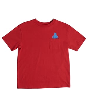 Camiseta GAP con estampado gráfico de oso.\n\nEsta camiseta de manga corta destaca por su diseño moderno con un estampado gráfico en forma de oso, compuesto por la palabra “GAP ORIGINAL” repetida en estilo psicodélico. El detalle se presenta tanto en el bolsillo del pecho como en la parte trasera, aportando un toque único y llamativo. Ideal para quienes buscan una prenda casual con personalidad.\n\nDetalles:\nTipo de prenda: Camiseta de manga corta.\nDiseño: Estampado gráfico de oso con texto en el pecho y la espalda.\nCuello: Redondo clásico.\nBolsillo: Pequeño bolsillo frontal integrado.\nMaterial: Algodón suave y cómodo.\n\nUna camiseta GAP original con un diseño atrevido que combina confort y estilo con un toque urbano.\n Composición: 100% Algodón\n Cuidados:\nLavar a máquina en agua fría.\nNo usar lejía.\nSecar al aire.\nPlanchar a baja temperatura.