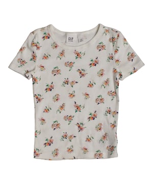 Mädchen-Ripp-T-Shirt GAP mit kurzen Ärmeln und Stretch-Stoff\n\n Dieses Mädchen-T-Shirt GAP ist aus weichem, dehnbarem Rippenstoff gefertigt, der bequem sitzt und sich perfekt mit allen möglichen Freizeitlooks kombinieren lässt. Ideal für den Alltag, bietet es Bewegungsfreiheit und ein charmantes Design.\n\n Details:\n Fein gerippter Stoff mit Elastizität.\n Schmale Passform mit kurzen Ärmeln.\n Klassischer Rundhalsausschnitt.\n Weiche und bequeme Oberflächen.\n Vielseitiger Stil, der allein oder als Schichtunterteil getragen werden kann.\n\n Ein unverzichtbares und bequemes T-Shirt für Mädchen, das jedes Abenteuer mit Stil begleitet.\n Komposition: 100% Baumwolle\n Pflege:\nMit ähnlichen Farben kalt in der Maschine waschen.\n Bei niedriger Temperatur trocknen.\n Bei Bedarf bei mittlerer Temperatur bügeln.