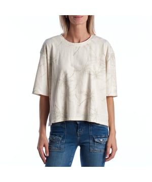 Oversize-T-Shirt mit Palmen-Print.\n\n Dieses Damen-T-Shirt kombiniert eine entspannte Passform mit einem tropischen Print, der an Sommertage und einen entspannten Stil erinnert. Perfekt für bequeme und coole Looks, egal ob in der Stadt oder im Urlaub.\n\n Details:\n Kleidungstyp: Übergroßes T-Shirt.\n Design: Allover-Palmendruck.\n Hals: Rund mit verstärktem Abschluss.\n Ärmel: Kurz und weit, entspannter Stil.\n Material: Weiche Baumwolle mit leichter Textur.\n Passform: Lockere Passform, ideal für einen lässigen und bequemen Look.\n\n Ein übergroßes Damen-T-Shirt, perfekt für alle, die ein frisches und unverwechselbares Stück suchen, ideal zum Kombinieren mit Shorts, Röcken oder weiten Hosen an wärmeren Tagen.\n Komposition: 100% Baumwolle\n Pflege:\nMaschinenwäsche in kaltem Wasser.\n Verwenden Sie kein Bleichmittel.\n Lufttrocknen,\n Bei niedriger Temperatur bügeln.\n Reinige chemisch nicht.