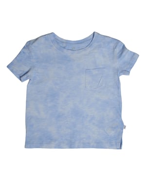 Basic Baumwoll-T-Shirt GAP für Jungen.

 Mit seinem zeitlosen, schlichten Design eignet sich dieses T-Shirt ideal für bequeme und vielseitige Looks. Sein leichtes, atmungsaktives Material macht es zu einem Must-have für die Garderobe jedes Kindes.

 Kleidungstyp: Kurzarm-T-Shirt.
 Design: Verschiedene Farben und Drucke.
 Hals: Klassisch rund.
 Tasche: Kleine Brusttasche.
 Stoff: Weiche und leichte Baumwolle.
 Passform: Normaler Schnitt für Komfort.

 Ein schlichtes und funktionales T-Shirt für Jungen, ideal zum alleinigen Tragen oder als Unterhemd zu jeder Jahreszeit. Je nach Styling passt es sich leicht an lässige oder elegantere Looks an.
 Komposition: 100% Baumwolle
 Pflege:
Maschinenwäsche in kaltem Wasser.
 Verwenden Sie kein Bleichmittel.
 Lufttrocknen,
 Bei niedriger Temperatur bügeln.
 Reinige chemisch nicht.