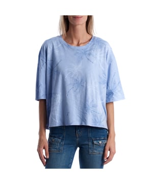 Oversize-T-Shirt mit Palmen-Print.\n\n Dieses Damen-T-Shirt kombiniert eine entspannte Passform mit einem tropischen Print, der an Sommertage und einen entspannten Stil erinnert. Perfekt für bequeme und coole Looks, egal ob in der Stadt oder im Urlaub.\n\n Details:\n Kleidungstyp: Übergroßes T-Shirt.\n Design: Allover-Palmendruck.\n Hals: Rund mit verstärktem Abschluss.\n Ärmel: Kurz und weit, entspannter Stil.\n Material: Weiche Baumwolle mit leichter Textur.\n Passform: Lockere Passform, ideal für einen lässigen und bequemen Look.\n\n Ein übergroßes Damen-T-Shirt, perfekt für alle, die ein frisches und unverwechselbares Stück suchen, ideal zum Kombinieren mit Shorts, Röcken oder weiten Hosen an wärmeren Tagen.\n Komposition: 100% Baumwolle\n Pflege:\nMaschinenwäsche in kaltem Wasser.\n Verwenden Sie kein Bleichmittel.\n Lufttrocknen,\n Bei niedriger Temperatur bügeln.\n Reinige chemisch nicht.