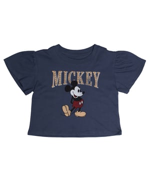 GAP x Disney Mädchen-T-Shirt mit Mickey-Mouse-Aufdruck und Puffärmeln\n\n Dieses Mädchen-T-Shirt aus der GAP x Disney-Kollektion vereint Stil und Spaß in einem bequemen Statement-Stück. Es ist aus weicher Baumwolle gefertigt und verfügt über einen Mickey-Mouse-Frontdruck und einen Distressed-Schriftzug, während die Puffärmel für ein modernes, weiches Tragegefühl sorgen.\n\n Details:\n Gerader Schnitt mit bequemer Passform.\n Weicher und atmungsaktiver Strickstoff.\n Klassischer Rundhalsausschnitt.\n Kurze, leicht gepuffte Ärmel.\n Frontdruck von Mickey Mouse mit Schriftzug im Vintage-Stil.\n\n Ein Mädchen-T-Shirt, ideal für Disney-Fans, die einen lässigen, authentischen und charmanten Look suchen.\n Komposition: 100% Baumwolle\n Pflege:\nMit ähnlichen Farben kalt in der Maschine waschen.\n Bei niedriger Temperatur trocknen.\n Bei Bedarf bei mittlerer Temperatur bügeln.