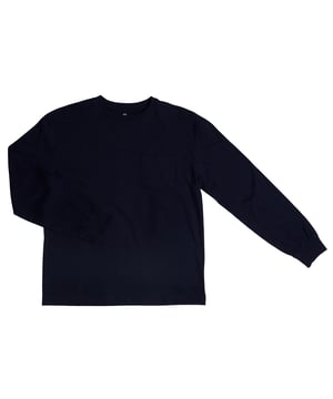 Camiseta de manga larga GAP para niño con bolsillo frontal\n\nEsta camiseta de manga larga de GAP para niño combina comodidad y estilo en una prenda básica y funcional. Ideal para el uso diario, su diseño liso y su tejido suave la convierten en una opción versátil para cualquier ocasión.\n\nDetalles:\nCorte recto con ajuste cómodo.\nTejido de punto suave al tacto.\nCuello redondo con refuerzo decorativo en “V”.\nMangas largas con puños elásticos.\nBolsillo de parche en el pecho izquierdo.\n\nUna camiseta niño práctica y fácil de combinar, perfecta para acompañarlo en sus actividades cotidianas.\n Composición: 100% Algodón\n Cuidados:\nLavar a máquina en frío con colores similares.\nSecar a baja temperatura.\nPlanchar a temperatura media si es necesario.