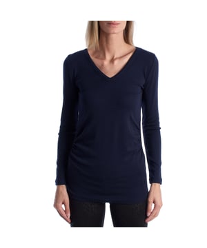 Camiseta premamá de manga larga con escote en pico, esencial y versátil para cada etapa.\n\nEsta camiseta para embarazada combina comodidad y estilo en un diseño básico de manga larga con escote en pico, ideal para el uso diario. El tejido suave y el corte ajustado se adaptan al cuerpo durante el embarazo, proporcionando libertad de movimiento y una silueta favorecedora.\n\nDetalles:\nTipo de prenda: Camiseta premamá de manga larga.\nDiseño: Liso, de corte ajustado.\nCuello: Pico amplio.\nMangas: Largas y entalladas.\nMaterial: Algodón con mezcla elástica para mayor comodidad.\nFuncionalidad: Diseñada para acompañar el crecimiento de la barriga.\n\nUna camiseta premamá pensada para acompañarte con suavidad y estilo en cada momento del embarazo.\n Composición: 50% Algodón, 47% Modal, 3% Elastano\n Cuidados:\nLavar a máquina en agua fría.\nNo usar lejía.\nSecar al aire.\nPlanchar a baja temperatura.\nNo lavar en seco.