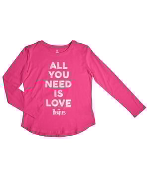 Langärmliges T-Shirt mit „All You Need is Love“-Aufdruck.

 Dieses Mädchen-T-Shirt GAP, in Zusammenarbeit mit den Beatles, verbindet ikonischen Musikstil mit dem Komfort von Baumwolle. Sein Design, inspiriert von der legendären Liebesbotschaft, macht es zu einem Kleidungsstück mit viel Persönlichkeit.

 Details:
 Kleidungstyp: Langärmliges T-Shirt.
 Design: Frontdruck mit der Botschaft „All You Need is Love“ und dem Beatles-Logo.
 Hals: Klassisch rund.
 Manschetten: Gerade lange Ärmel ohne Anpassungen.
 Material: Weiche und strapazierfähige Baumwolle.
 Passform: Bequemer gerader Schnitt, perfekt für den Alltag.

 Ein langärmliges Mädchen-T-Shirt, ideal für Fans von Musik und entspanntem Stil, perfekt, um jedem Outfit einen Hauch von Optimismus und Haltung zu verleihen.
 Komposition: 100% Baumwolle
 Pflege:
Maschinenwäsche in kaltem Wasser.
 Verwenden Sie kein Bleichmittel.
 An der Luft trocknen.
 Bei niedriger Temperatur bügeln.
 Reinige chemisch nicht.