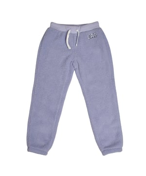 GAP joggingbroek voor meisjes in zachte sherpa stof\n\n Deze #M1 joggingbroek voor meisjes is gemaakt van warme sherpa stof en is perfect om te dragen op koude dagen. Het casual ontwerp met verstelbare elastische tailleband en broekspijpen zorgt voor een comfortabele pasvorm. Het geborduurde logo geeft de broek een klassieke merk touch.\n\n Details:\n Ontspannen joggersnit.\n Zachte en warme Sherpa buiten- en binnenstof.\n Elastische tailleband met verstelbaar trekkoord voor extra comfort.\n Eenvoudig ontwerp zonder print.\n Geen zichtbare zakken voor een cleane look.\n GAP-logo geborduurd op de voorkant.\n\n Een perfecte winterjogger voor meisjes, ideaal om te combineren met sweatshirts of thermokleding, die warmte, stijl en zachtheid biedt telkens als je hem draagt.\n Samenstelling: 100% polyester\n Onderhoud:\nMachinewas met koud water en zachtjes centrifugeren.\n Gebruik milde wasmiddelen.\n Gebruik een wasdroger op lage temperatuur.