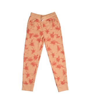 Meisjes joggingbroek #M1 met verstelbare taille en geribde zoom\n\n Deze GAP joggingbroek voor meisjes combineert zachtheid en functionaliteit in een ideaal stuk voor elke dag. Perfect voor schoolactiviteiten, spelen of ontspannen thuis.\n\n Details:\n Jogger model met slanke pasvorm.\n Zachte en rekbare gebreide katoenen stof.\n Elastische tailleband met trekkoord voor een betere pasvorm.\n Gap-logo in de taille.\n Functionele zijzakken.\n Geribde boorden voor een moderne en comfortabele look.\n\n Een veelzijdige en praktische jogger voor meisjes die zich met stijl en comfort aan elk plan aanpast.\n Samenstelling: 77% katoen, 23% polyester\n Onderhoud:\nMachinewas koud met vergelijkbare kleuren.\n Drogen in de droogtrommel op lage temperatuur.\n Indien nodig strijken op middelhoge temperatuur.