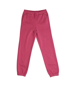Pantalón jogger afelpado GAP para niña con cintura ajustable y puños elásticos

Este pantalón jogger de GAP para niña ofrece máxima comodidad gracias a su tejido afelpado y su diseño relajado. Ideal para el día a día, combina funcionalidad y estilo casual en cualquier temporada.

Detalles:
Corte jogger con ajuste relajado.
Tejido suave con interior afelpado.
Cintura elástica con cordón ajustable.
Bolsillos laterales funcionales.
Puños elásticos en los tobillos.

Un pantalón jogger niña cálido y cómodo, ideal para disfrutar de sus momentos de ocio con libertad y confort.
 Composición: 77% Algodón, 23% Poliéster,
 Cuidados:
Lavar a máquina en frío con colores similares.
Secar a baja temperatura.