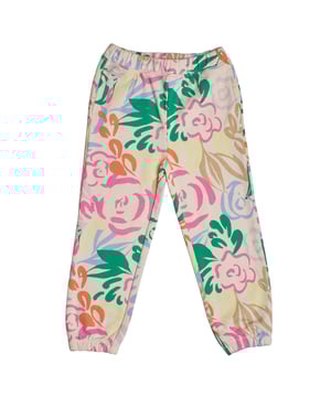 Sporthose im Jogger-Stil für Komfort und einen femininen Touch.

 Sie bestehen aus weichem Stoff und verfügen über ein Gummiband in der Taille, das für eine bequeme Passform und ein einfaches Anziehen sorgt.

 Das Design umfasst eine praktische Tasche zur Aufbewahrung kleiner Gegenstände und elastische Knöchelsäume sorgen für eine schlanke, moderne Passform.

 Der schmale Beinausschnitt schmälert die Figur, während die Blumenstickerei im gesamten Kleidungsstück einen zarten und dekorativen Touch verleiht und sie ideal für einen entspannten und stilvollen Look macht.
 Komposition: 77% Baumwolle, 23% Polyester
 Pflege:
- Maschinenwäsche kalt.
 - Verwenden Sie beim Waschen ähnliche Farben.
 - Vermeiden Sie die Verwendung von Bleichmitteln.
 - Bei niedriger Temperatur im Trockner trocknen.
 - Bei niedriger Temperatur bügeln.
 - Reinige chemisch nicht.