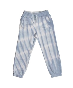Weiche Baumwoll-Jogginghose für Mädchen mit Plüschinnenseite.\n\n Diese Mädchen-Jogginghose kombiniert ein entspanntes Design mit einer weichen Innenseite für ein warmes und gemütliches Tragegefühl. Der elastische Kordelzugbund und die praktischen Seitentaschen machen sie zum idealen Kleidungsstück für jeden Tag.\n\n Details:\n Kleidungstyp: Jogginghose für Mädchen.\n Design: Lässig mit Batikeffekt und angenehmer Verarbeitung.\n Taille: Elastisch mit verstellbarem Kordelzug.\n Innenausstattung: Weiches und warmes Plüschfutter.\n Passform: Locker mit elastischen Bündchen an den Knöcheln.\n\n Ein vielseitiger und gemütlicher Jogginganzug für Mädchen, der jedes Vorhaben mit Stil und Komfort perfekt begleitet.\n Komposition: 77 % Baumwolle, 23 % Polyester\n Pflege:\nKalt in der Maschine waschen.\n Verwenden Sie beim Waschen ähnliche Farben.\n Vermeiden Sie die Verwendung von Bleichmitteln.\n Im Trockner bei niedriger Temperatur trocknen.\n Bei niedriger Temperatur bügeln.