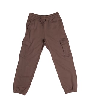 Jungen GAP Cargo-Jogginghose mit elastischem Bund und funktionellen Taschen\n\n Diese Cargo-Jogginghose GAP für Jungen ist bequem und praktisch und passt perfekt zu ihrem aktiven Lebensstil. Sie besteht aus weichem Fleece und bietet viel Bewegungsfreiheit. In den geräumigen Taschen finden Sie alles, was Sie für Ihre täglichen Abenteuer brauchen.\n\n Details:\n Jogger-Schnitt mit elastischen Bündchen und geradem Bein.\n Weicher Baumwollstoff, ideal für den täglichen Gebrauch.\n Elastischer Bund mit verstellbarem Kordelzug innen.\n Seitentaschen und Cargotaschen mit Klappe.\n\n Eine funktionelle und strapazierfähige Jungenhose, perfekt zum Spielen, Herumtollen oder Entspannen in absolutem Komfort mit urbanem Touch.\n Komposition: 60 % Baumwolle, 40 % Polyester\n Pflege:\nMit ähnlichen Farben kalt in der Maschine waschen.\n Bei niedriger Temperatur trocknen.\n Bei Bedarf bei mittlerer Temperatur bügeln.