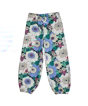Mädchen GAP Fleece-Jogginghose mit verstellbarer Taille\n\n Diese Mädchen-Jogginghose von GAP bietet dank ihrer weichen Innenseite eine perfekte Kombination aus Komfort und Wärme. Ihr entspanntes Design umfasst einen elastischen Bund mit verstellbarem Kordelzug und elastische Bündchen für einen sicheren und praktischen Sitz. Ideal für kühle Tage, bietet sie Weichheit und Komfort bei jedem Tragen.\n\n Details:\n Jogger-Schnitt mit entspannter Passform.\n Weicher Baumwollstoff mit Plüschinnenseite.\n Gesäßtasche.\n Elastischer Bund mit verstellbarem Kordelzug.\n Elastische Säume für besseren Halt.\n Langlebiges und komfortables Finish für den täglichen Gebrauch.\n\n Eine warme und vielseitige Jogginghose für Mädchen, perfekt für lässige Looks, bei denen Komfort im Vordergrund steht, ohne auf Stil zu verzichten.\n Komposition: 77 % Baumwolle, 23 % Polyester\n Pflege:\nMit ähnlichen Farben kalt in der Maschine waschen.\n Bei niedriger Temperatur trocknen.