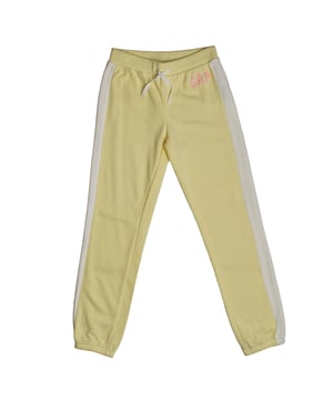 Pantalón jogger GAP para niña con paneles laterales y cintura ajustable\n\nEste pantalón jogger de GAP para niña combina estilo deportivo y comodidad total. Su diseño relajado lo hace ideal para jugar, moverse o simplemente disfrutar del día con libertad.\n\nDetalles:\nCorte jogger con pernera recta y ajuste cómodo.\nTejido suave y ligero para uso diario.\nCintura elástica con cordón para ajuste personalizado.\nPaneles laterales decorativos en contraste.\nPuños elásticos que se adaptan al tobillo.\n\nUn pantalón jogger niña versátil y moderno, perfecto para looks relajados y llenos de energía.\n Composición: 60% Algodón, 29% Poliéster, 11% Poliéster Reciclado\n Cuidados:\nLavar a máquina en frío con colores similares.\nSecar a baja temperatura.\nPlanchar a temperatura media si es necesario.