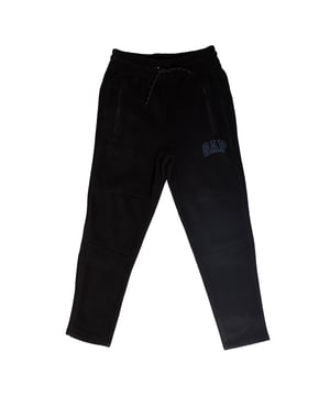 Jogger sportbroek voor kinderen die comfort en stijl biedt voor elke activiteit.\n\n Ze zijn gemaakt van zacht fleece en bieden uitzonderlijke warmte en bewegingsvrijheid, waardoor ze ideaal zijn voor de koudste dagen.\n\n Ze hebben een verstelbare elastische tailleband met trekkoord voor een persoonlijke en comfortabele pasvorm.\n\n In de ritszakken aan de voorkant kun je kleine spullen veilig opbergen, terwijl het GAP-logo aan de bovenkant voor een opvallende, moderne touch zorgt.\n\n Deze fleecebroek is perfect voor buitenactiviteiten of om elke dag casual te dragen en biedt warmte, stijl en functionaliteit.\n Samenstelling: 100% polyester\n Onderhoud:\n- Machinewas koud.\n - Gebruik vergelijkbare kleuren bij het wassen.\n - Vermijd het gebruik van bleekmiddel.\n - Drogen in de droogtrommel op lage temperatuur.\n - Strijken op lage temperatuur.\n - Niet chemisch reinigen.