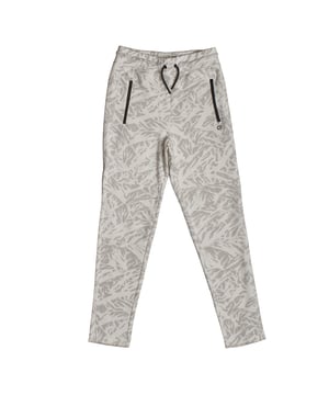 Joggers para niño con bolsillos funcionales y ajuste cómodo.\n\nEstos joggers de GAP para niño combinan un diseño moderno con la practicidad del día a día. Incorporan bolsillos con cremallera que aportan seguridad y estilo, mientras que la cintura ajustable garantiza una sujeción confortable en todo momento.\n\nDetalles:\nTipo de prenda: Pantalón jogger para niño.\nDiseño: Liso con bolsillos frontales de cremallera.\nCintura: Elástica con cordón ajustable.\nBolsillos: Dos bolsillos delanteros con cremallera.\nMaterial: Tejido suave y agradable al tacto.\nAjuste: Corte recto, ideal para el uso diario.\nDiferentes colores y estampados.\n\nUn jogger niño versátil y funcional, diseñado para acompañar sus actividades con comodidad y estilo.\n Composición: 83% Algodón, 17% Poliéster\n Cuidados:\n- Lavar a máquina con agua fría.\n- Utilizar colores similares en el lavado.\n- Evitar el uso de blanqueadores.\n- Secar a baja temperatura en secadora.\n- Planchar a baja temperatura.\n- No lavar en seco.