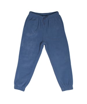 Pantalón jogger afelpado GAP para niña con cintura ajustable y puños elásticos

Este pantalón jogger de GAP para niña ofrece máxima comodidad gracias a su tejido afelpado y su diseño relajado. Ideal para el día a día, combina funcionalidad y estilo casual en cualquier temporada.

Detalles:
Corte jogger con ajuste relajado.
Tejido suave con interior afelpado.
Cintura elástica con cordón ajustable.
Bolsillos laterales funcionales.
Puños elásticos en los tobillos.

Un pantalón jogger niña cálido y cómodo, ideal para disfrutar de sus momentos de ocio con libertad y confort.
 Composición: 100% Poliéster
 Cuidados:
Lavar a máquina en frío con colores similares.
Secar a baja temperatura.