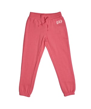 Mädchen Joggerhose GAP mit gesticktem Logo und bequemer Passform.\n\n Diese Jogginghose für Mädchen vereint Komfort und Stil in einem schlichten Alltagsdesign. Der elastische Bund mit verstellbarem Kordelzug und die Beinabschlüsse sorgen für einen sicheren, modernen Sitz. Das kontrastfarbene, gestickte GAP-Logo verleiht der Hose einen unverwechselbaren und wiedererkennbaren Marken-Touch.\n\n Details:\n Kleidungstyp: Jogginghose für Mädchen.\n Design: Schlicht mit gesticktem GAP-Logo.\n Taille: Elastisch mit verstellbarem Kordelzug.\n Unten: Mit elastischem Bündchen versehen.\n Material: Weicher und leichter Stoff.\n Passform: Bequem und entspannt.\n\n Bequeme und vielseitige Jogginghosen für Mädchen, die ihren Alltag mit Bewegungsfreiheit und sportlichem Stil perfekt begleiten.\n Komposition: 77 % Baumwolle, 23 % Polyester\n Pflege:\nKalt in der Maschine waschen.\n Verwenden Sie beim Waschen ähnliche Farben.\n Vermeiden Sie die Verwendung von Bleichmitteln.\n Im Trockner bei niedriger Temperatur trocknen.\n Bei niedriger Temperatur bügeln.