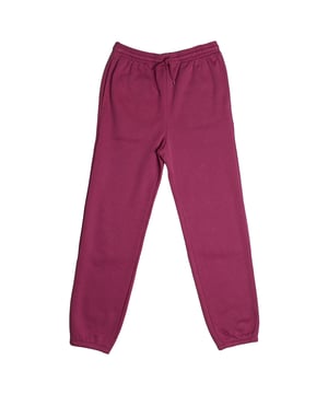 Mädchen-Jogginghose mit flauschiger Innenseite und bequemer Passform.

 Diese GAP Mädchen-Jogginghose vereint urbanen Style mit maximalem Komfort. Ihr gerades Beindesign mit verstellbarem elastischem Bund und Knöchelbündchen macht sie ideal für den Alltag, egal ob zu Hause, in der Schule oder beim Ausgehen.

 Details:
 Kleidungstyp: Jogginghose für Mädchen.
 Design: Gerader Schnitt mit elastischen Bündchen.
 Taille: Elastisch mit verstellbarem Kordelzug.
 Material: Plüschstoff innen, weich und warm.
 Funktionalität: Geheime Seiten- und Gesäßtaschen.

 Ein vielseitiger und gemütlicher Jogginganzug für Mädchen, der jedes Vorhaben mit Stil und Komfort perfekt begleitet.
 Komposition: 77 % Baumwolle, 23 % Polyester
 Pflege:
Kalt in der Maschine waschen.
 Verwenden Sie beim Waschen ähnliche Farben.
 Vermeiden Sie die Verwendung von Bleichmitteln.
 Im Trockner bei niedriger Temperatur trocknen.
 Bei niedriger Temperatur bügeln.