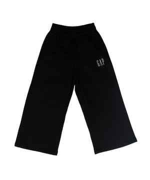 Sportbroek voor meisjes met een comfortabel en modern ontwerp.\n\n Ze zijn gemaakt van zachte stof en hebben een elastische tailleband voor een comfortabele pasvorm en gemakkelijk aan- en uittrekken.\n\n De broek heeft wijde pijpen die bewegingsvrijheid en een relaxte stijl bieden.\n\n De broek heeft praktische steekzakken voor extra functionaliteit en het geprinte GAP-logo op de voorkant zorgt voor een opvallende touch.\n\n Perfect voor alledaagse activiteiten of ontspannen in stijl.\n Samenstelling: 77% katoen, 23% polyester\n Onderhoud:\n- Machinewas koud.\n - Gebruik vergelijkbare kleuren bij het wassen.\n - Vermijd het gebruik van bleekmiddel.\n - Drogen in de droogtrommel op lage temperatuur.\n - Niet strijken.\n - Niet chemisch reinigen.