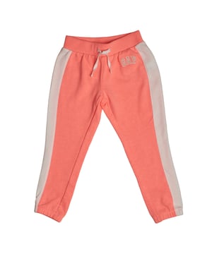 Pantalón jogger GAP para niña con paneles laterales y cintura ajustable\n\nEste pantalón jogger de GAP para niña combina estilo deportivo y comodidad total. Su diseño relajado lo hace ideal para jugar, moverse o simplemente disfrutar del día con libertad.\n\nDetalles:\nCorte jogger con pernera recta y ajuste cómodo.\nTejido suave y ligero para uso diario.\nCintura elástica con cordón para ajuste personalizado.\nPaneles laterales decorativos en contraste.\nPuños elásticos que se adaptan al tobillo.\n\nUn pantalón jogger niña versátil y moderno, perfecto para looks relajados y llenos de energía.\n Composición: 60% Algodón, 29% Poliéster, 11% Poliéster Reciclado\n Cuidados:\nLavar a máquina en frío con colores similares.\nSecar a baja temperatura.\nPlanchar a temperatura media si es necesario.