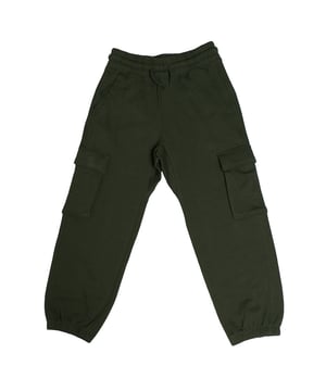 Jungen GAP Cargo-Jogginghose mit elastischem Bund und funktionellen Taschen\n\n Diese Cargo-Jogginghose GAP für Jungen ist bequem und praktisch und passt perfekt zu ihrem aktiven Lebensstil. Sie besteht aus weichem Fleece und bietet viel Bewegungsfreiheit. In den geräumigen Taschen finden Sie alles, was Sie für Ihre täglichen Abenteuer brauchen.\n\n Details:\n Jogger-Schnitt mit elastischen Bündchen und geradem Bein.\n Weicher Baumwollstoff, ideal für den täglichen Gebrauch.\n Elastischer Bund mit verstellbarem Kordelzug innen.\n Seitentaschen und Cargotaschen mit Klappe.\n\n Eine funktionelle und strapazierfähige Jungenhose, perfekt zum Spielen, Herumtollen oder Entspannen in absolutem Komfort mit urbanem Touch.\n Komposition: 60 % Baumwolle, 40 % Polyester\n Pflege:\nMit ähnlichen Farben kalt in der Maschine waschen.\n Bei niedriger Temperatur trocknen.\n Bei Bedarf bei mittlerer Temperatur bügeln.