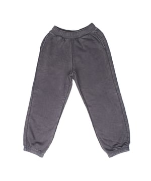 Joggers para niña con interior afelpado y ajuste adaptable.

Estos joggers de GAP para niña están diseñados para ofrecer confort total durante todo el día. Confeccionados en felpa suave y de tacto agradable, son ideales para acompañar actividades cotidianas o para descansar con estilo. Los cordones ajustables ocultos permiten un ajuste personalizado sin perder la estética minimalista.

Detalles:
Tipo de prenda: Pantalón jogger para niña.
Diseño: Silueta deportiva con bajos elásticos.
Cintura: Elástica con cordones ajustables ocultos.
Cierre: Sin cierre, estilo pull-on.
Bolsillos: Laterales funcionales.
Material: Tejido con interior afelpado.
Ajuste: Cómodo y adaptable para el uso diario.

Un jogger niña práctico y moderno que combina libertad de movimiento con estilo relajado.
 Composición: 77% Algodón, 23% Poliéster
 Cuidados:
Lavar a máquina con agua fría.
Utilizar colores similares en el lavado.
Evitar el uso de blanqueadores.
Secar a baja temperatura en secadora.
Planchar a baja temperatura.