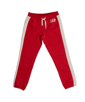 Jungen GAP Trainingshose mit kontrastierenden Seitenstreifen\n\n Diese #M1 Jogginghose für Jungen vereint klassischen Stil und Komfort mit sportlichem Touch. Sie besteht aus weichem Stoff mit warmer Innenseite und verfügt über einen elastischen Bund mit verstellbarem Kordelzug. Kontrastierende Seitenstreifen und ein gesticktes Logo verleihen ihr einen sportlich-modernen Touch.\n\n Details:\n Schmaler Jogger-Schnitt mit Bündchen an den Knöcheln.\n Weiche Fleece-Innenseite für zusätzliche Wärme.\n Elastischer Bund mit Kordelzug für eine individuelle Passform.\n Kontrastierende Seitenstreifen für einen dynamischen Look.\n GAP-Logo auf der linken Vorderseite aufgedruckt.\n\n Ein Paar Jogginghosen für Jungen, ideal für kühlere Tage, mit einem sportlichen Stil, der problemlos zu Sweatshirts oder T-Shirts passt.\n Komposition: 77 % Baumwolle, 23 % Polyester\n Pflege:\nMit ähnlichen Farben kalt in der Maschine waschen.\n Bei niedriger Temperatur trocknen.