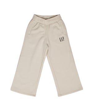 Sporthose für Mädchen mit bequemem und modernem Design.

 Es besteht aus weichem Stoff und verfügt über einen elastischen Bund, der für eine bequeme Passform und einfaches An- und Ausziehen sorgt.

 Die Hose hat weite Beine, die Bewegungsfreiheit und einen entspannten Stil bieten.

 Es verfügt über praktische Seitentaschen für zusätzliche Funktionalität und das aufgedruckte GAP-Logo auf der Vorderseite sorgt für eine unverwechselbare Note.

 Perfekt für alltägliche Aktivitäten oder zum stilvollen Entspannen.
 Komposition: 77% Baumwolle, 23% Polyester
 Pflege:
- Maschinenwäsche kalt.
 - Verwenden Sie beim Waschen ähnliche Farben.
 - Vermeiden Sie die Verwendung von Bleichmitteln.
 - Bei niedriger Temperatur im Trockner trocknen.
 - Kein Bügeln.
 - Reinige chemisch nicht.