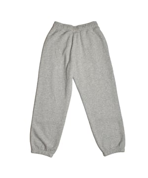 Diese Mädchen-Jogginghose vereint Stil und Komfort mit einem elastischen Bund, der innen über einen verstellbaren Kordelzug für eine individuelle Passform verfügt.\n\n Seitentaschen sorgen für zusätzliche Funktionalität, sodass Sie kleine Gegenstände verstauen oder Ihre Hände warm halten können.\n\n Elastische Knöchelbündchen sorgen für eine moderne, entspannte Passform.\n\n Sie bestehen aus einem weichen Stoff und eignen sich sowohl für Outdoor-Aktivitäten als auch für Momente der Ruhe.\n Komposition: 77% Baumwolle, 23% Polyester\n Pflege:\n- Maschinenwäsche kalt.\n - Verwenden Sie beim Waschen ähnliche Farben.\n - Vermeiden Sie die Verwendung von Bleichmitteln.\n - Bei niedriger Temperatur im Trockner trocknen.\n - Bei niedriger Temperatur bügeln.\n - Reinige chemisch nicht.