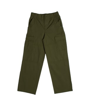 Jungen GAP Fallschirm-Cargohose mit elastischem Bund und funktionellen Taschen\n\n Diese GAP Fallschirm-Cargohose für Jungen vereint urbanen Stil und Alltagskomfort. Ihr geräumiges, funktionales Design ermöglicht Bewegungsfreiheit, ideal für moderne und praktische Looks.\n\n Details:\n Entspannter Fallschirmschnitt mit weitem Fall.\n Strapazierfähiger Stoff mit weicher Textur.\n Elastischer Bund mit Gürtelschlaufen.\n Seitliche Cargotaschen mit Klappe.\n Schräge Vordertaschen und Gesäßtaschen.\n\n Jungenhosen mit Charakter und Komfort, perfekt, um jedes Abenteuer mit Stil zu begleiten.\n Komposition: 97 % Baumwolle, 3 % Elasthan\n Pflege:\nMit ähnlichen Farben kalt in der Maschine waschen.\n Bei niedriger Temperatur trocknen.\n Bei Bedarf bei mittlerer Temperatur bügeln.