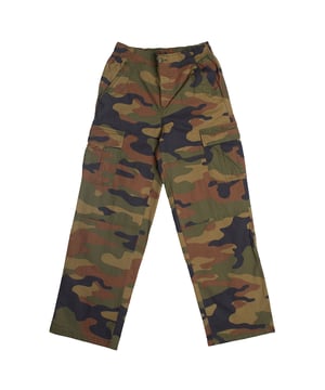 GAP parachute cargobroek voor jongens met elastische tailleband en functionele zakken\n\n Deze GAP parachute cargobroek voor jongens combineert urban stijl met alledaags comfort. Het ruime, functionele ontwerp biedt bewegingsvrijheid, ideaal voor een moderne en praktische look.\n\n Details:\n Relaxte parachute snit met een wijde valling.\n Duurzame stof met een zachte textuur.\n Elastische tailleband met riemlussen.\n Steekzakken met klep.\n Schuine voorzakken en achterzakken.\n\n Jongensbroek met karakter en comfort, perfect om elk avontuur in stijl te begeleiden.\n Samenstelling: 97% katoen, 3% elastaan\n Onderhoud:\nMachinewas koud met vergelijkbare kleuren.\n Drogen in de droogtrommel op lage temperatuur.\n Indien nodig strijken op middelhoge temperatuur.