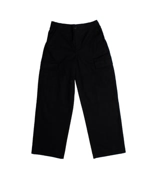 GAP parachute cargobroek voor jongens met elastische tailleband en functionele zakken\n\n Deze GAP parachute cargobroek voor jongens combineert urban stijl met alledaags comfort. Het ruime, functionele ontwerp biedt bewegingsvrijheid, ideaal voor een moderne en praktische look.\n\n Details:\n Relaxte parachute snit met een wijde valling.\n Duurzame stof met een zachte textuur.\n Elastische tailleband met riemlussen.\n Steekzakken met klep.\n Schuine voorzakken en achterzakken.\n\n Jongensbroek met karakter en comfort, perfect om elk avontuur in stijl te begeleiden.\n Samenstelling: 97% katoen, 3% elastaan\n Onderhoud:\nMachinewas koud met vergelijkbare kleuren.\n Drogen in de droogtrommel op lage temperatuur.\n Indien nodig strijken op middelhoge temperatuur.