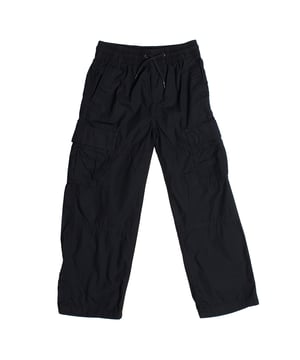 Cargohose für Jungen mit mehreren Taschen.\n\n Diese Cargohose GAP für Jungen ist dank ihres robusten und praktischen Designs perfekt für den Alltag. Mit geräumigen Taschen und einer verstellbaren Taille bietet sie Bewegungsfreiheit und einen modernen, funktionalen Look.\n\n Details:\n Kleidungstyp: Lange Cargohose für Jungen.\n Design: Mit Cargo-Seitentaschen und verstärkten Nähten.\n Taille: Elastisch mit verstellbarem Kordelzug.\n Taschen: Vorne, hinten und Cargo.\n Material: Strapazierfähiger und weicher Baumwollstoff.\n Passform: Gerade, bequem und geräumig.\n\n Eine vielseitige und strapazierfähige Hose für Jungen, ideal, um sie bei all ihren Abenteuern bequem und stilvoll zu begleiten.\n Komposition: 100% Baumwolle\n Pflege:\nMaschinenwäsche in kaltem Wasser.\n Verwenden Sie kein Bleichmittel.\n An der Luft trocknen.\n Bei niedriger Temperatur bügeln.\n Reinige chemisch nicht.