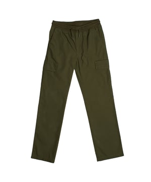 Cargohose für Jungen mit mehreren Taschen.\n\n Diese Cargohose GAP für Jungen ist dank ihres robusten und praktischen Designs perfekt für den Alltag. Mit geräumigen Taschen und einer verstellbaren Taille bietet sie Bewegungsfreiheit und einen modernen, funktionalen Look.\n\n Details:\n Kleidungstyp: Lange Cargohose für Jungen.\n Design: Mit seitlichen Cargotaschen und verstärkten Nähten.\n Taille: Elastisch mit verstellbarem Kordelzug.\n Taschen: Vorne, hinten und Cargo.\n Material: Strapazierfähiger und weicher Baumwollstoff.\n Passform: Gerade, bequem und geräumig.\n\n Eine vielseitige und strapazierfähige Hose für Jungen, ideal, um sie bei all ihren Abenteuern bequem und stilvoll zu begleiten.\n Komposition: 100% Baumwolle\n Pflege:\nMaschinenwäsche in kaltem Wasser.\n Verwenden Sie kein Bleichmittel.\n An der Luft trocknen.\n Bei niedriger Temperatur bügeln.\n Reinige chemisch nicht.