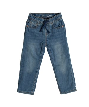 Thermojeans GAP mit Fleecefutter und schmaler Passform für Jungen\n\n Diese Thermojeans für Jungen von GAP bietet den modernen Slim-Fit-Stil mit dem Komfort und der Wärme eines Fleecefutters. Perfekt für kalte Tage: Sie kombinieren die Strapazierfähigkeit von Denim mit einer weichen Innenseite und sorgen so für Schutz für Ihren Kleinen, ohne die Bewegungsfreiheit einzuschränken.\n\n Details:\n Slim-Fit-Jeans für Jungen.\n Elastischer Bund mit verstellbarem Kordelzug.\n Weiches Fleece-Innenfutter für maximale Wärme.\n Funktionelle Vorder- und Gesäßtaschen.\n\n Eine schmal geschnittene Jeans für Jungen, die Wärme, Stil und Funktionalität für den Winteralltag vereint.\n Komposition: 100% Baumwolle\n Pflege:\nMit ähnlichen Farben kalt in der Maschine waschen.\n Bei niedriger Temperatur trocknen.\n Bei Bedarf bei mittlerer Temperatur bügeln.