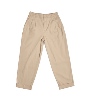 Gerade geschnittene Hose für Mädchen mit klassischem und vielseitigem Design.\n\n Diese GAP Mädchenhose bietet einen geraden, strukturierten Schnitt, ideal für lässige oder formellere Looks. Hergestellt aus strapazierfähigem und dennoch bequemem Stoff, ist sie ein unverzichtbares Basic, das den ganzen Tag über Bewegungsfreiheit bietet.\n\n Details:\n Kleidungstyp: Lange gerade Hosen für Mädchen.\n Design: Unifarben, mit Abnähern vorne und umgeschlagenem Saum.\n Taille: Mit Gürtelschlaufen.\n Verschluss: Vorne mit verstecktem Haken und Reißverschluss.\n Material: Strapazierfähiger und weicher Baumwollstoff.\n Passform: Gerader Schnitt, bequem und locker.\n\n Eine praktische und elegante Mädchenhose, die sich problemlos an verschiedene Stile und Anlässe anpasst.\n Komposition: 99 % Baumwolle, 1 % Elasthan\n Pflege:\nMaschinenwäsche in kaltem Wasser.\n Verwenden Sie kein Bleichmittel.\n An der Luft trocknen.\n Bei niedriger Temperatur bügeln.\n Reinige chemisch nicht.