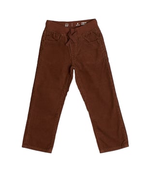 GAP corduroy broek voor babyjongens met elastische tailleband\n\n Deze GAP corduroy broek voor babyjongens is perfect om je warm te houden op frisse dagen. De rechte pijpen en zachte stof zorgen voor warmte, terwijl de elastische tailleband met trekkoord zorgt dat de broek gemakkelijk aan en uit te trekken is.\n\n Details:\n Type kledingstuk: Lange broek.\n Snit: Rechte pijpen.\n Taille: Elastiek met verstelbaar trekkoord.\n Zakken: 5 zakken.\n Materiaal: Zacht en warm katoenen ribfluweel.\n\n Comfortabele en functionele babybroek voor jongens, ideaal om hem te vergezellen op elk avontuur van de dag.\n Samenstelling: 100% katoen\n Onderhoud:\nMachinewas koud met vergelijkbare kleuren.\n Drogen in de droogtrommel op lage temperatuur.\n Indien nodig strijken op middelhoge temperatuur.