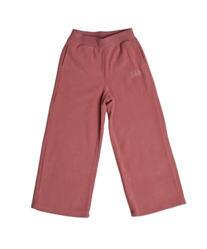 Plüschhose mit weitem Bein für Mädchen, ideal für entspannte Momente.\n\n Diese langen Hosen #M1 für Mädchen vereinen Weichheit und lässigen Stil in einem bequemen Alltagsstück. Ihr gerader Schnitt und der weiche Stoff machen sie perfekt zum Faulenzen zu Hause oder für lässige Ausflüge mit einem gemütlichen Touch.\n\n Details:\n Art des Kleidungsstücks: Lange Hosen für Mädchen.\n Design: Ausgestelltes Bein mit aufgesticktem Logo oben.\n Taille: Elastisch, kein sichtbarer Kordelzug.\n Verschluss: Kein Verschluss, zum Überziehen.\n Taschen: Funktionelle Seitentaschen.\n Material: Weicher und warmer Plüsch.\n Passform: Lockere Passform, für alltäglichen Komfort konzipiert.\n\n Vielseitige und warme Mädchenhosen, ideal, um Komfort zu genießen, ohne auf Stil zu verzichten.\n Komposition: 100% Polyester\n Pflege:\nMaschinenwäsche in kaltem Wasser.\n Verwenden Sie kein Bleichmittel.\n An der Luft trocknen.\n Reinige chemisch nicht.