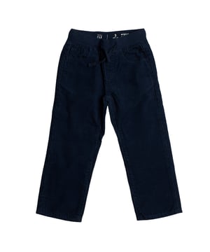 Pantalón de pana GAP para niño con cintura elástica\n\nEste pantalón de pana de GAP para niño es perfecto para mantener el confort en los días frescos. Su diseño de pierna recta y tejido suave aportan calidez, mientras que la cintura elástica con cordón facilita el cambio y el ajuste.\n\nDetalles:\nTipo de prenda: Pantalón largo.\nCorte: Pierna recta.\nCintura: Elástica con cordón ajustable.\nBolsillos: 5 bolsillos.\nMaterial: Pana suave y cálida de algodón.\n\nUn pantalón niño cómodo y funcional, ideal para acompañarlo en cada aventura del día.\n Composición: 100% Algodón\n Cuidados:\nLavar a máquina en frío con colores similares.\nSecar a baja temperatura.\nPlanchar a temperatura media si es necesario.